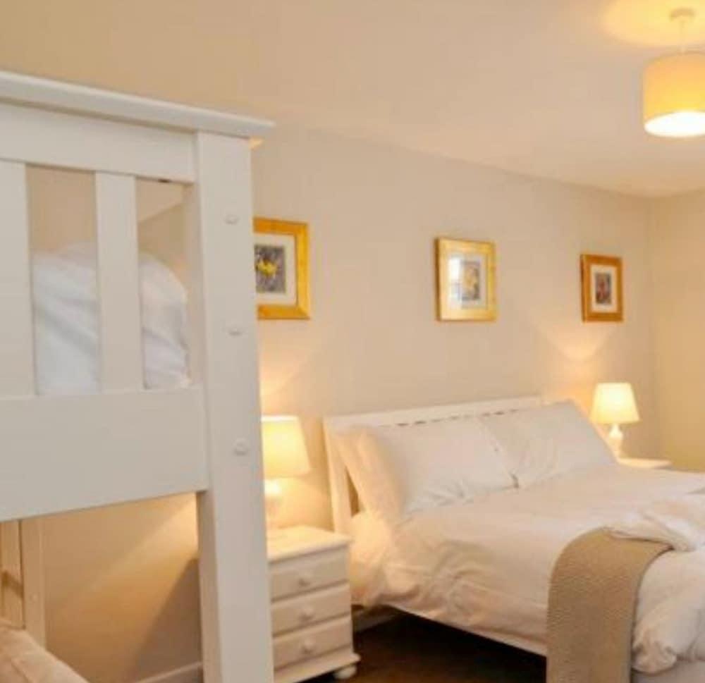 Corffe House and Holiday Cottages - Room