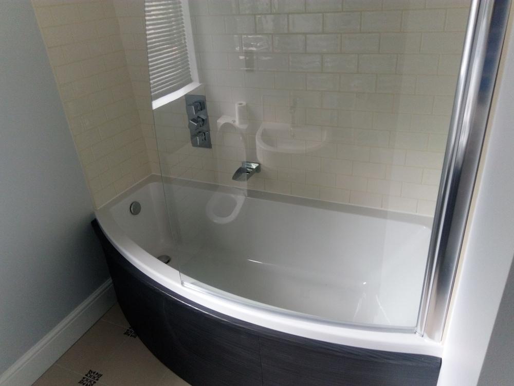 Pinnacle Residences - Cambridge - Bathroom Shower