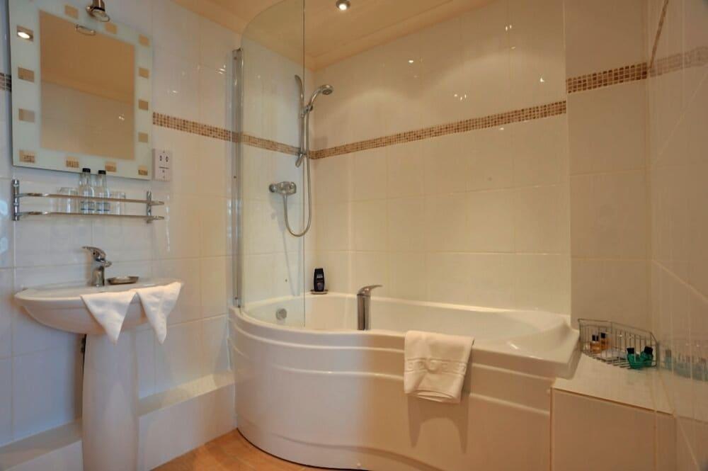 Yeovil Court Hotel - Bathroom