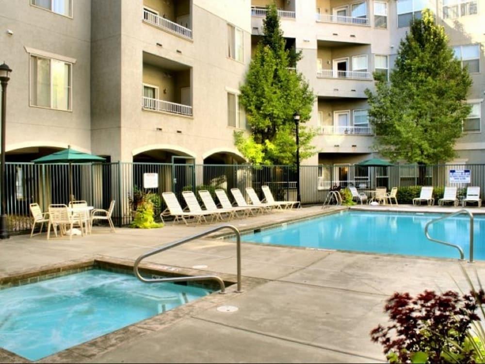 Downtown Luxury Condo at Citifront - Outdoor Pool
