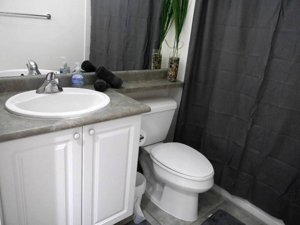 Great 1BR Condo in the Heart of the City - Bathroom