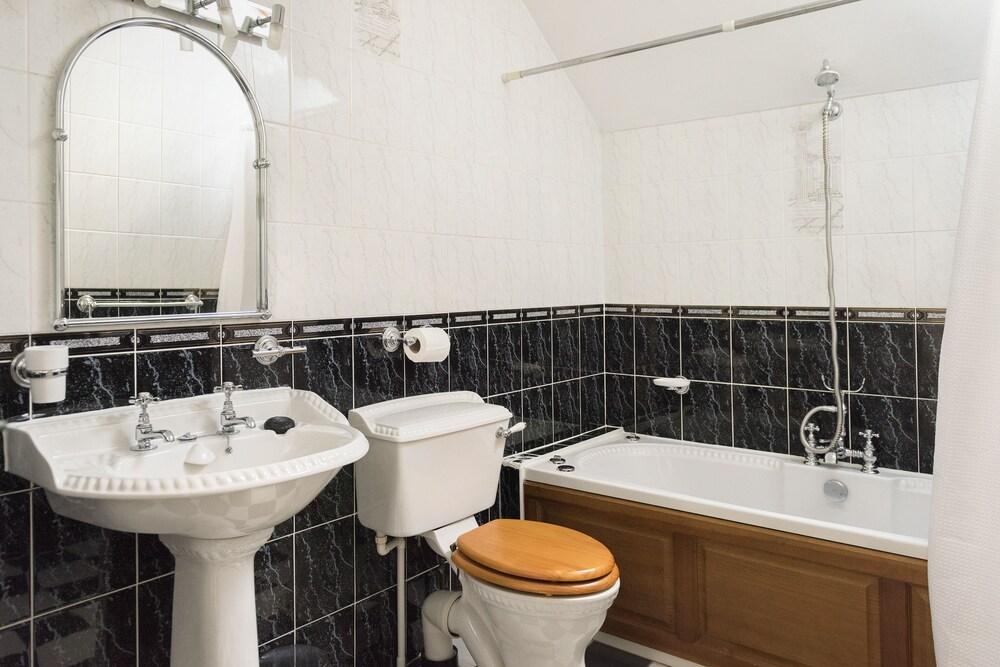 Eastmore Dublin South - Bathroom