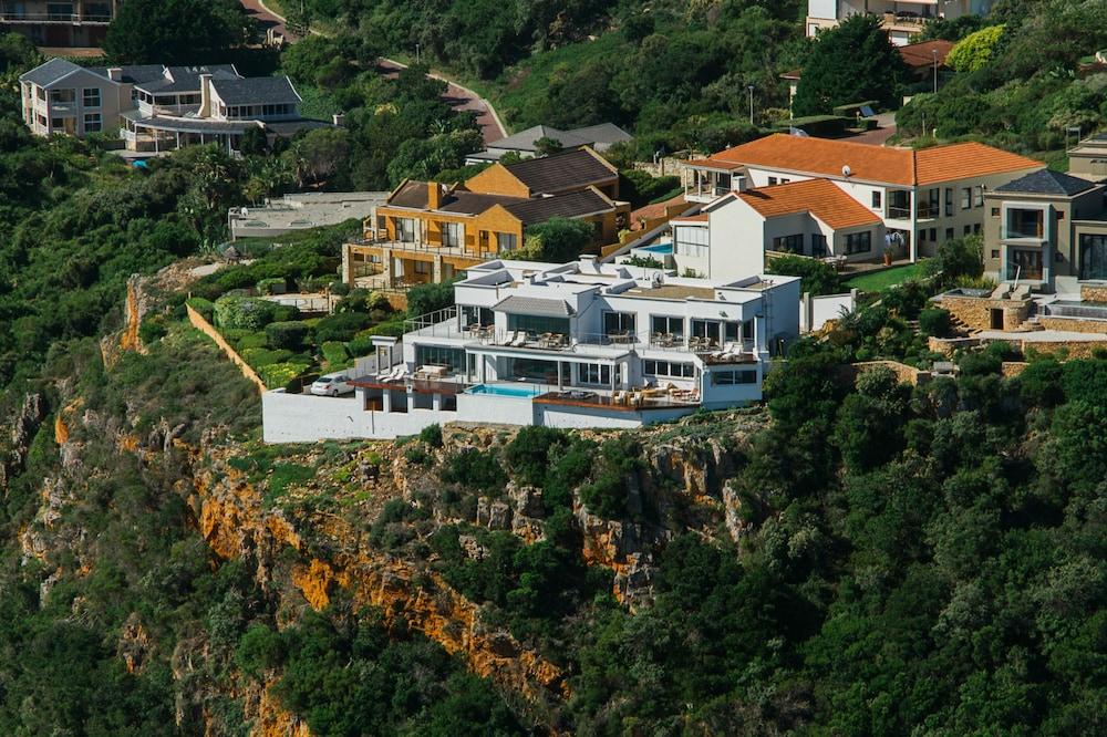 Head over Hills Luxury Retreat - Featured Image