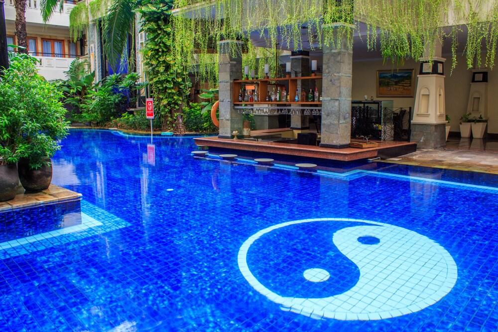 Famous Hotel Kuta - Outdoor Pool