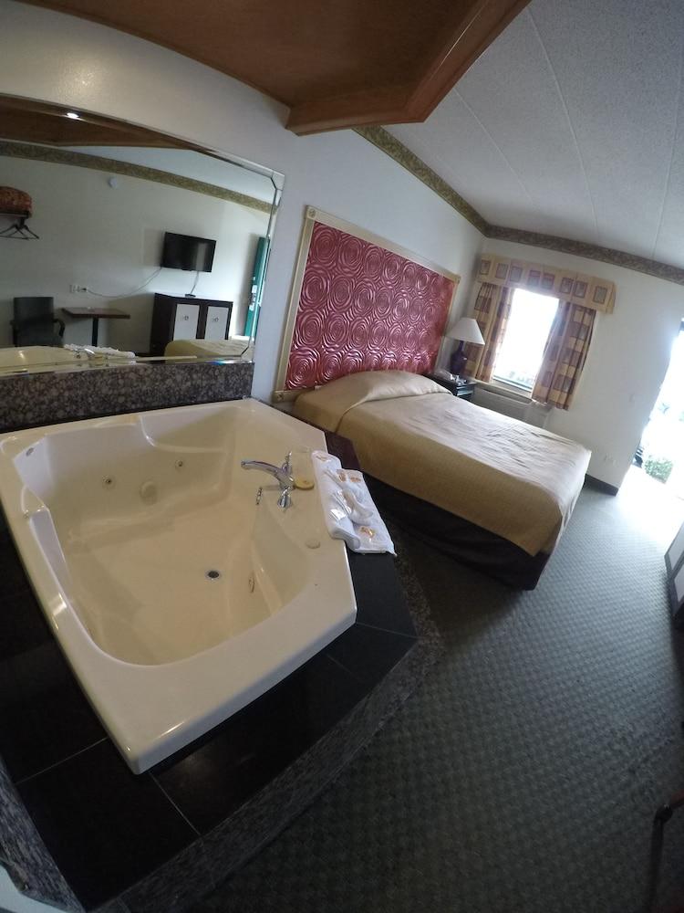 Luxe Inn and Suites - Room