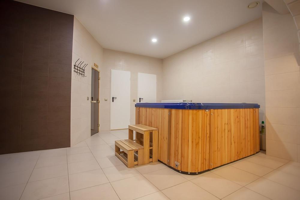 Marton Olimpic - Indoor Spa Tub
