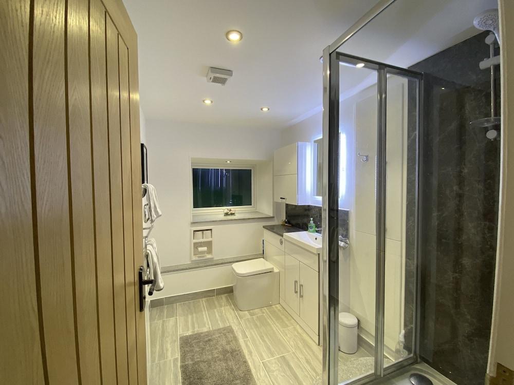 The Maltings 2 Bedroom Apartment - Bathroom