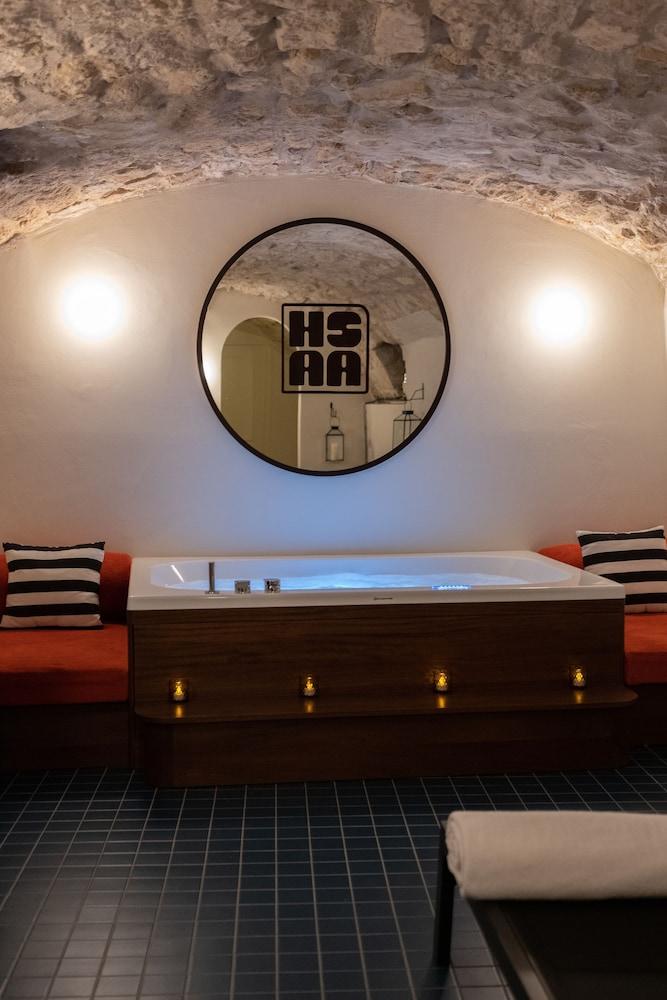 Hotel Saint André des Arts - Indoor Spa Tub