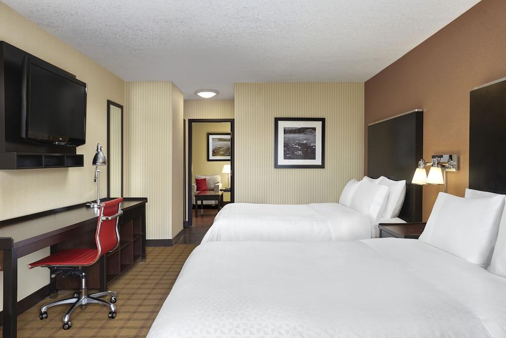 Four Points by Sheraton Hotel & Suites Calgary West - Room