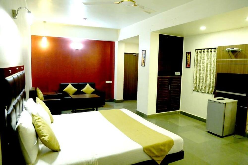 Anroute Stays- Railway station Area - Room