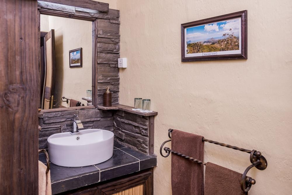 7 Cascades Restaurant Bar & Lodges - Bathroom