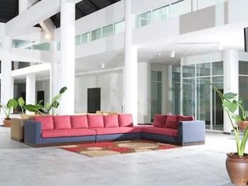 Cherengin Hills Convention & Spa Resort - Lobby Sitting Area