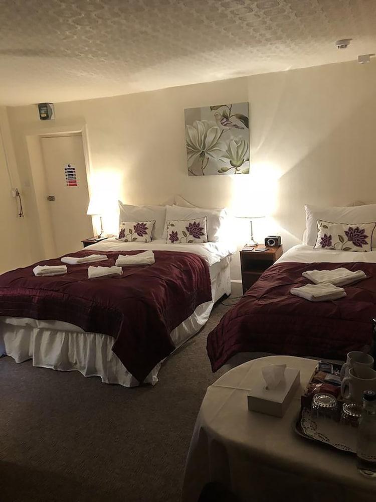The Oakeley Arms Hotel - Room