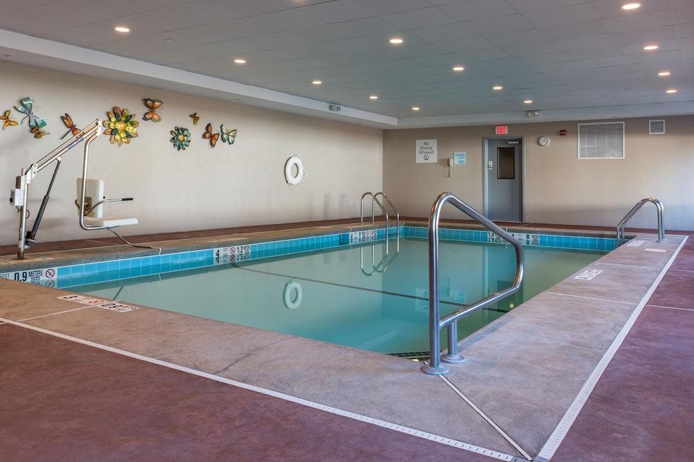 Holiday Inn Express Newington - Hartford, an IHG Hotel - Pool