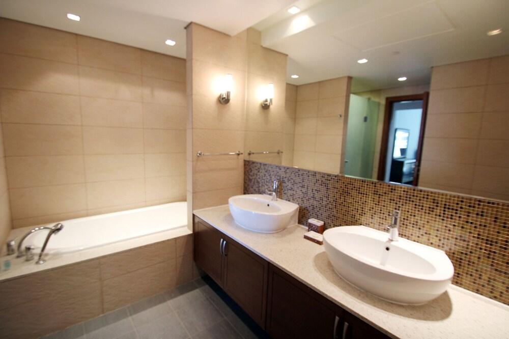 Kennedy Towers - Marina Residences 3 - Bathroom