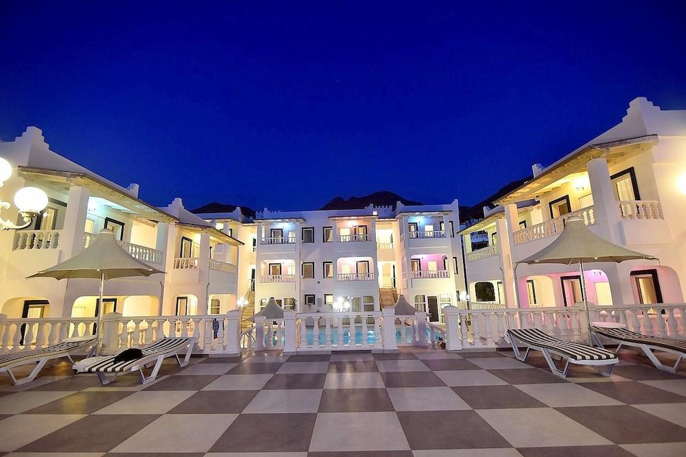 Bahama Art Hotel - Featured Image
