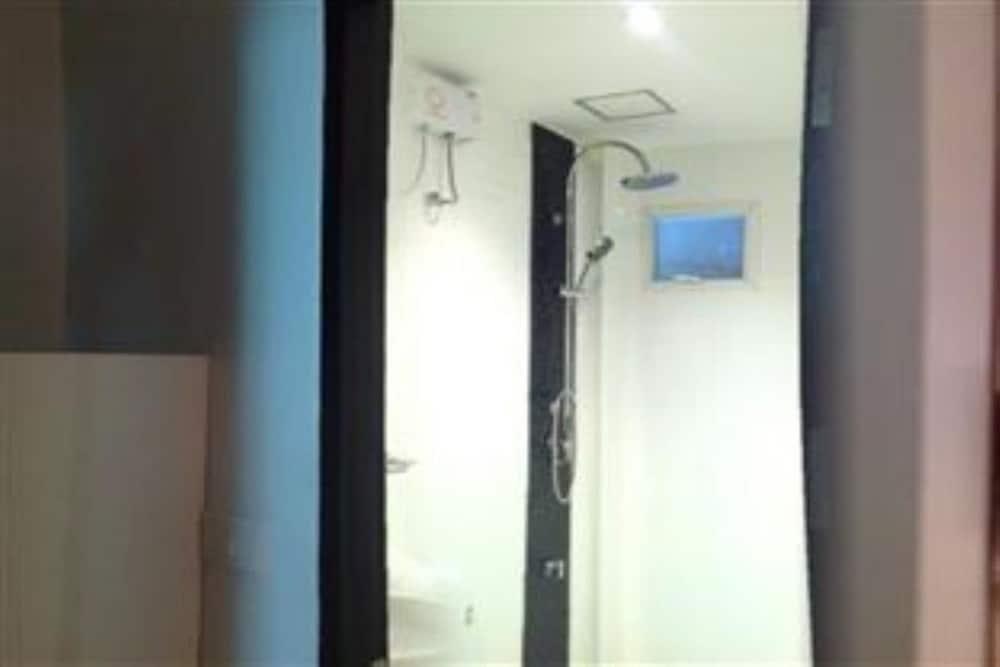 White House Asoke Sukhumvit 18 - Bathroom Shower