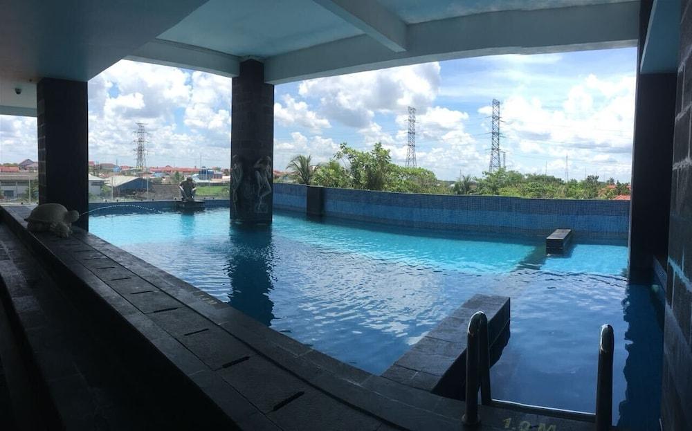 G'Sign Hotel Banjarmasin - Indoor Pool