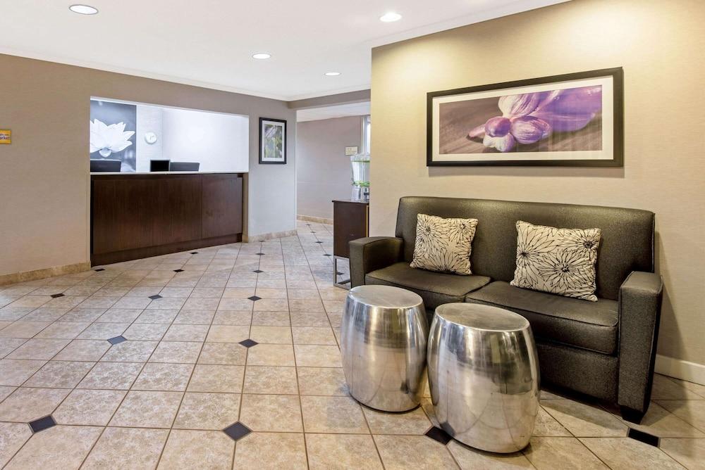 La Quinta Inn & Suites by Wyndham Harrisburg Airport Hershey - Lobby