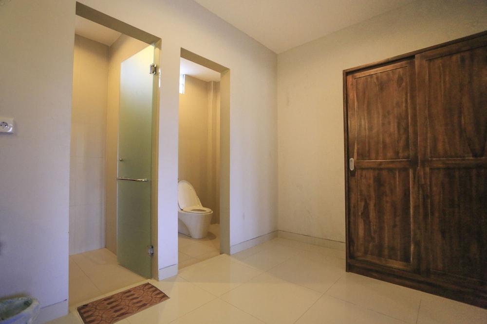 Nyoman Villa Sanur - Bathroom