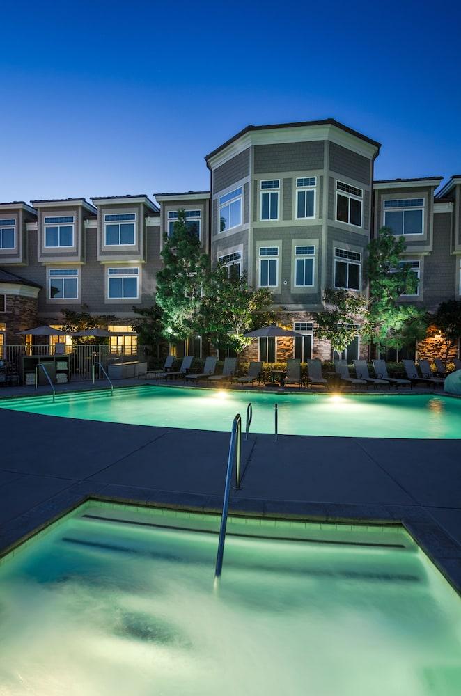West Inn & Suites - Outdoor Pool