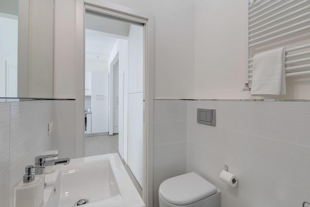 Trastevere White Apartment - Bathroom