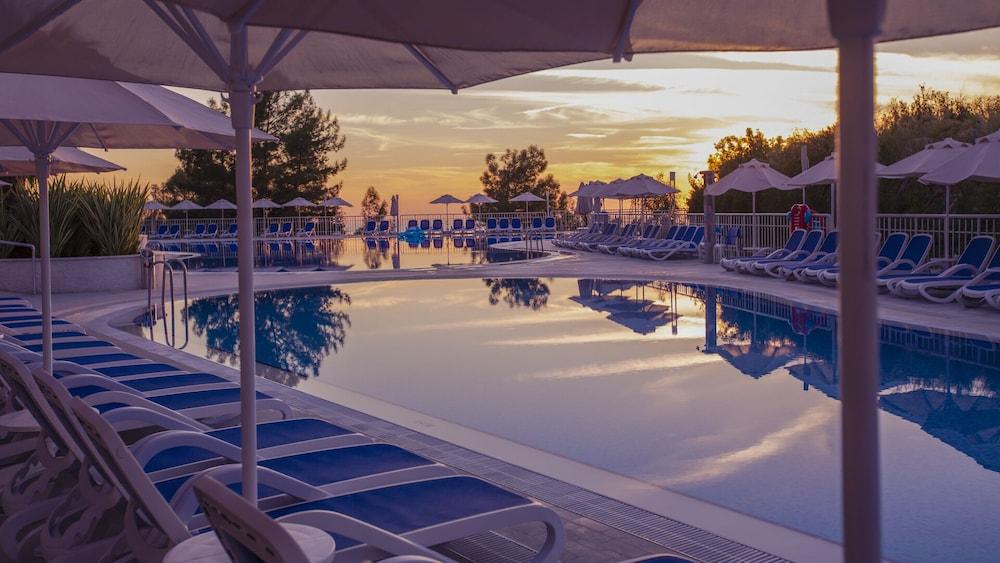 Garcia Resort & Spa - Outdoor Pool
