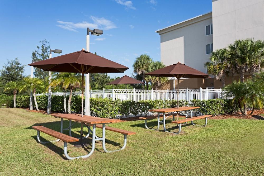 Holiday Inn Express Hotel & Suites Fort Pierce West, an IHG Hotel - BBQ/Picnic Area