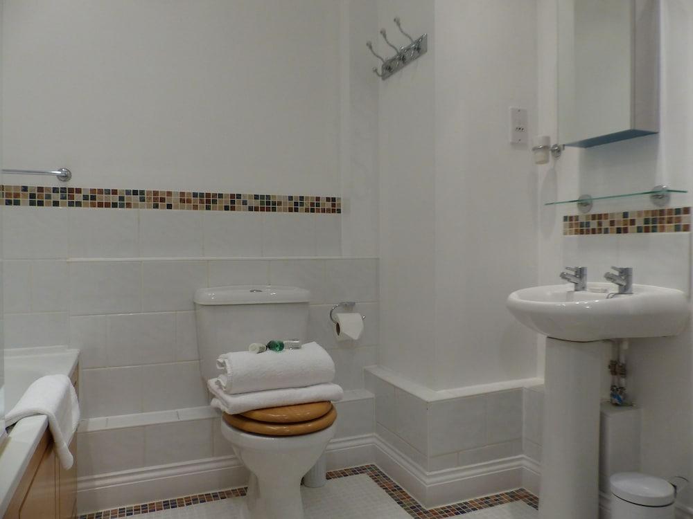 St Raphael House - Bathroom
