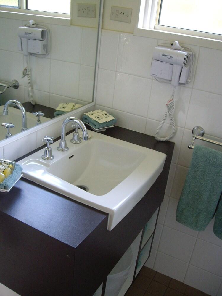 Portside Motel - Bathroom Sink