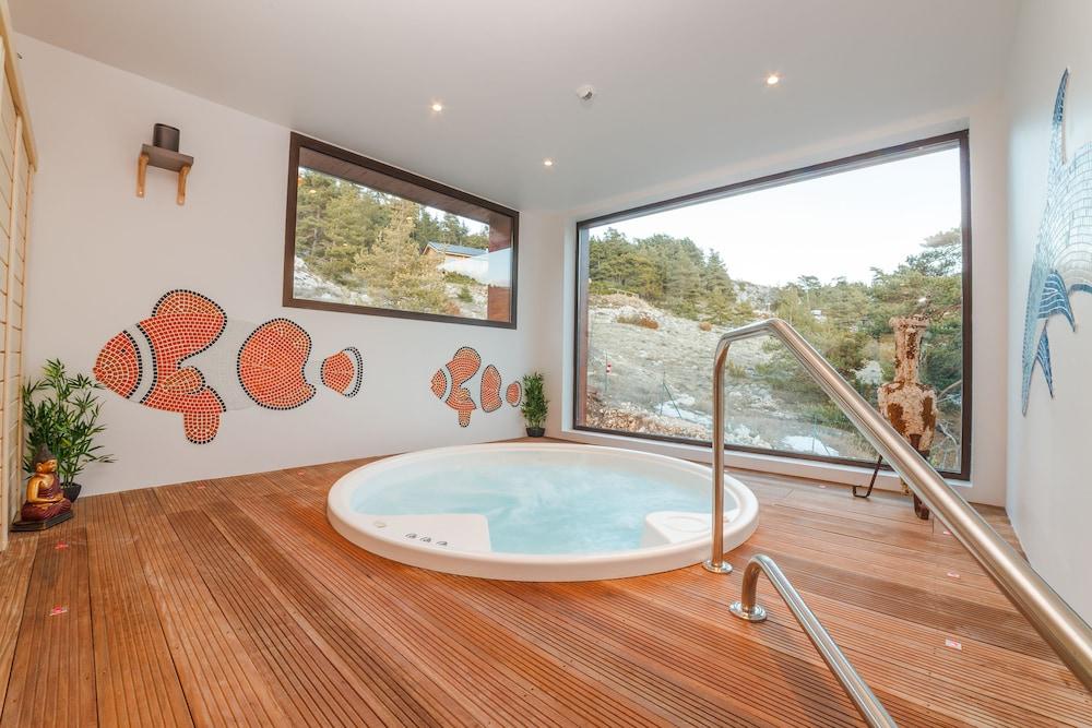 Alpina Aquarelax Hotel & Spa - Indoor Spa Tub