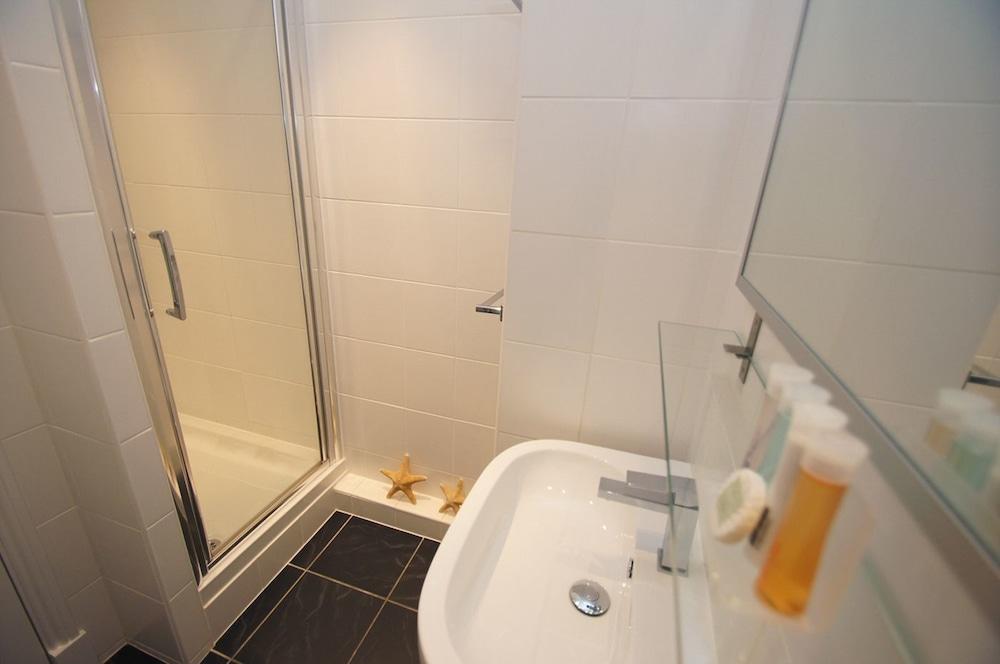 New Steine Apartment Sea View by Brighton Holiday Lets - Bathroom