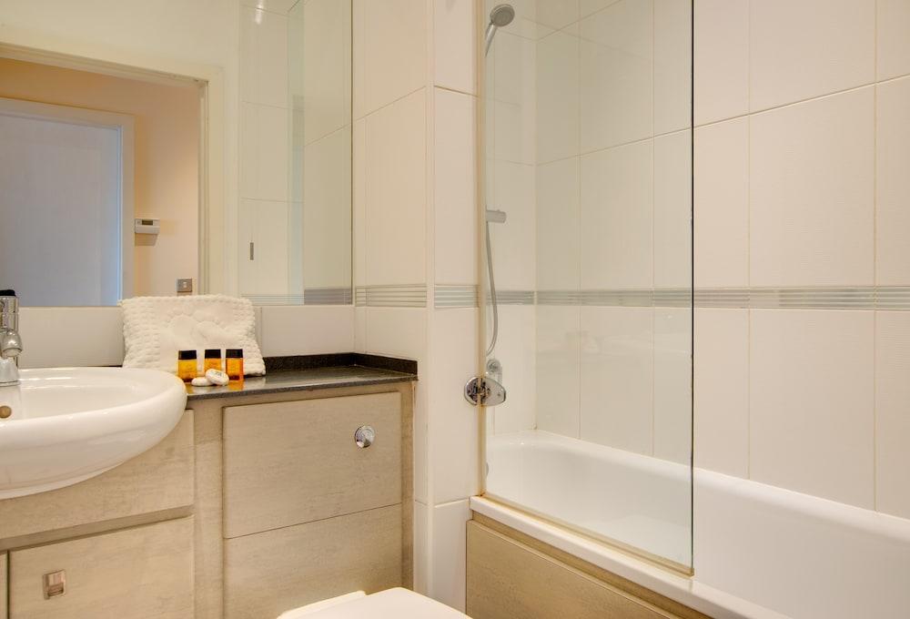 Week2Week Fabulous 1 Bedroom City Centre Apartment - Bathroom