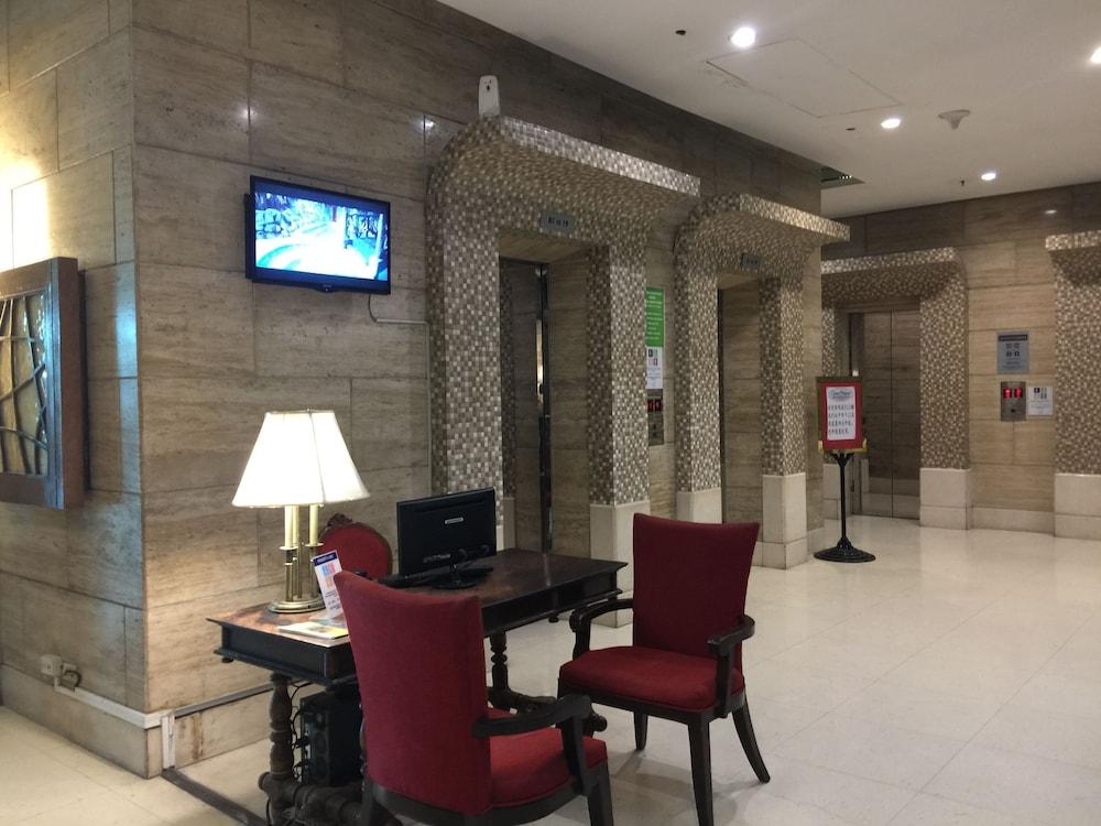 Crown Regency Hotel and Towers - Lobby Sitting Area