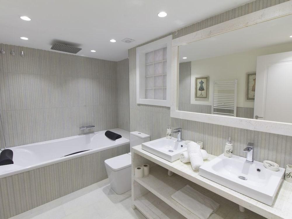Sitges Centre Mediterranean Apartments 9 - Bathroom