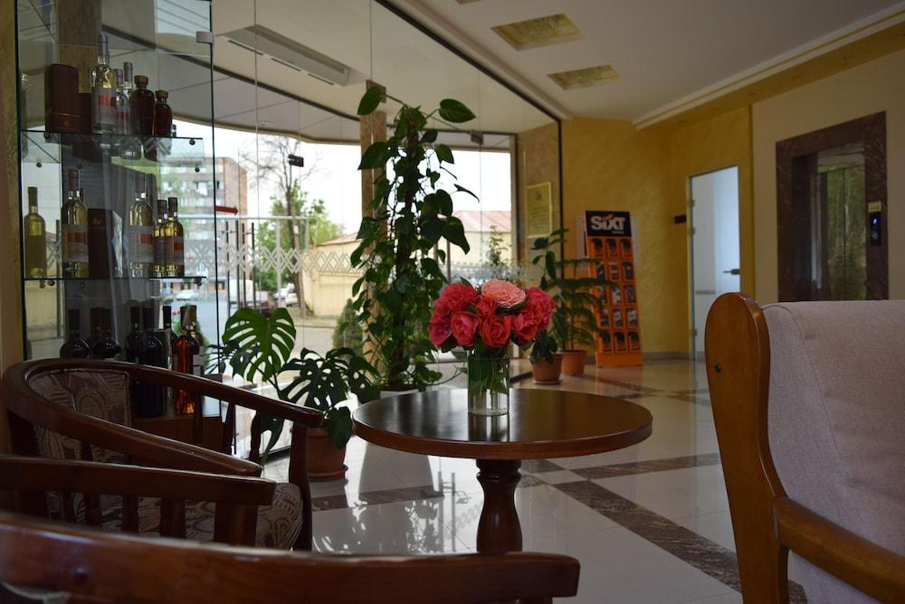 Artsakh Hotel - Lobby Sitting Area