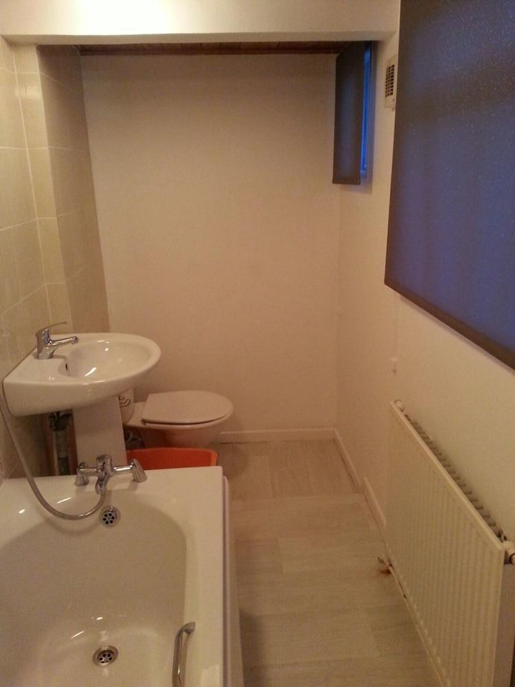 Icon Harwich Apartment - Bathroom
