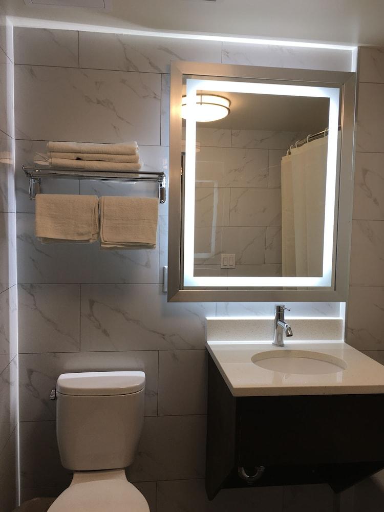 Magna Hotel - Bathroom