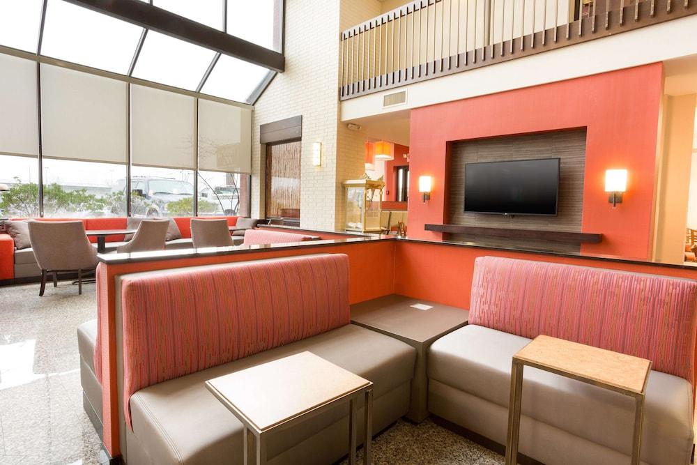 Drury Inn & Suites St. Louis Airport - Lobby
