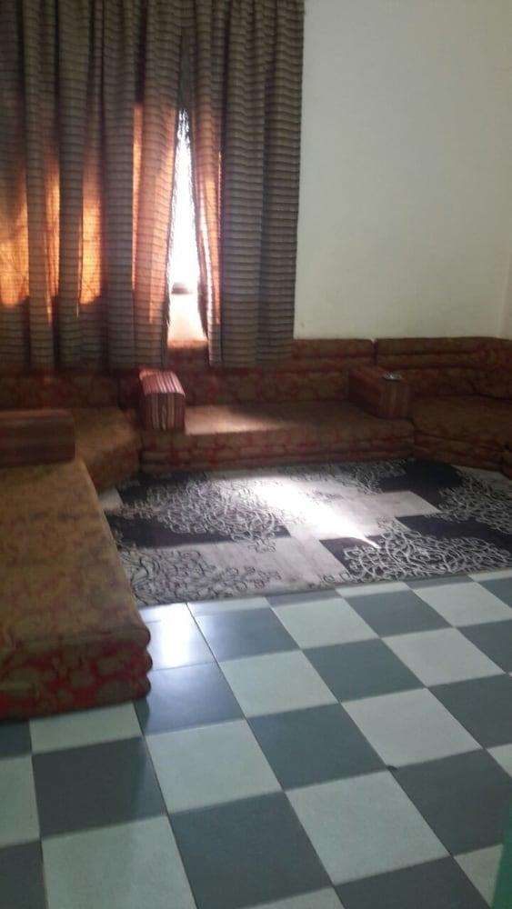 Al Tamayouz Al Raqi 2 - Living Room