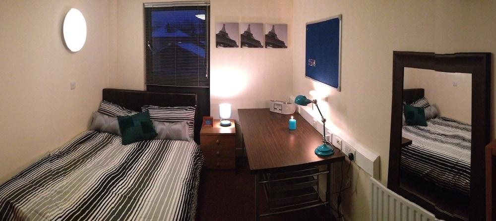 Alton Apartments - Room