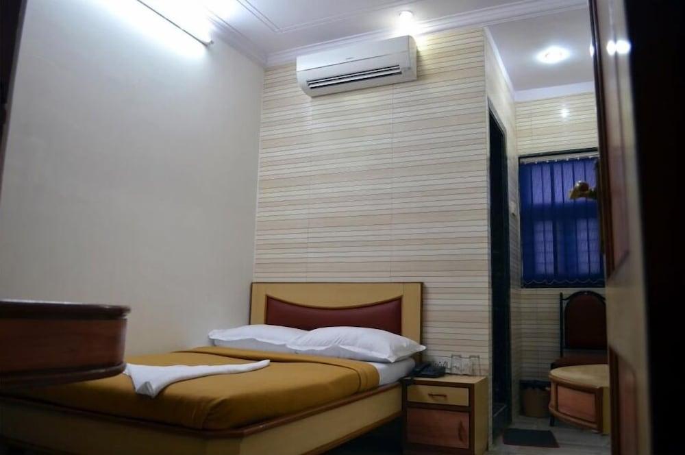Hotel New Deepak - Room