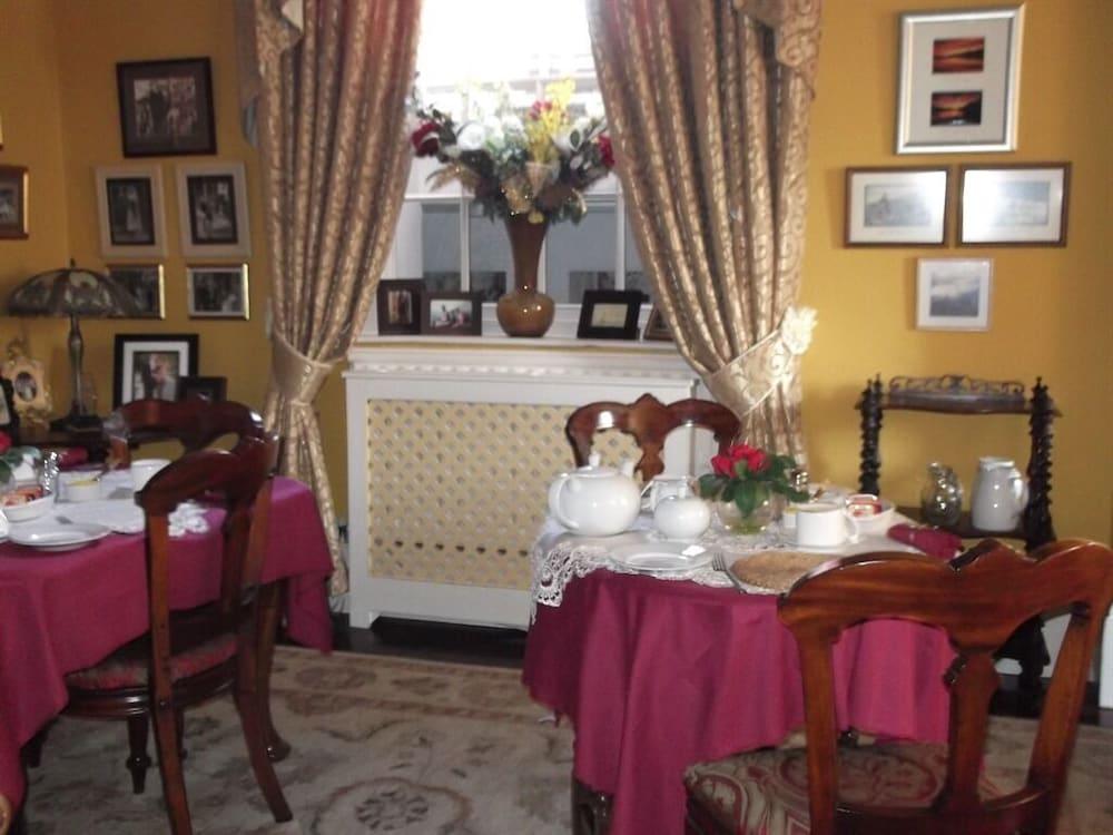 Holly House Bed & Breakfast & Apartments - Restaurant