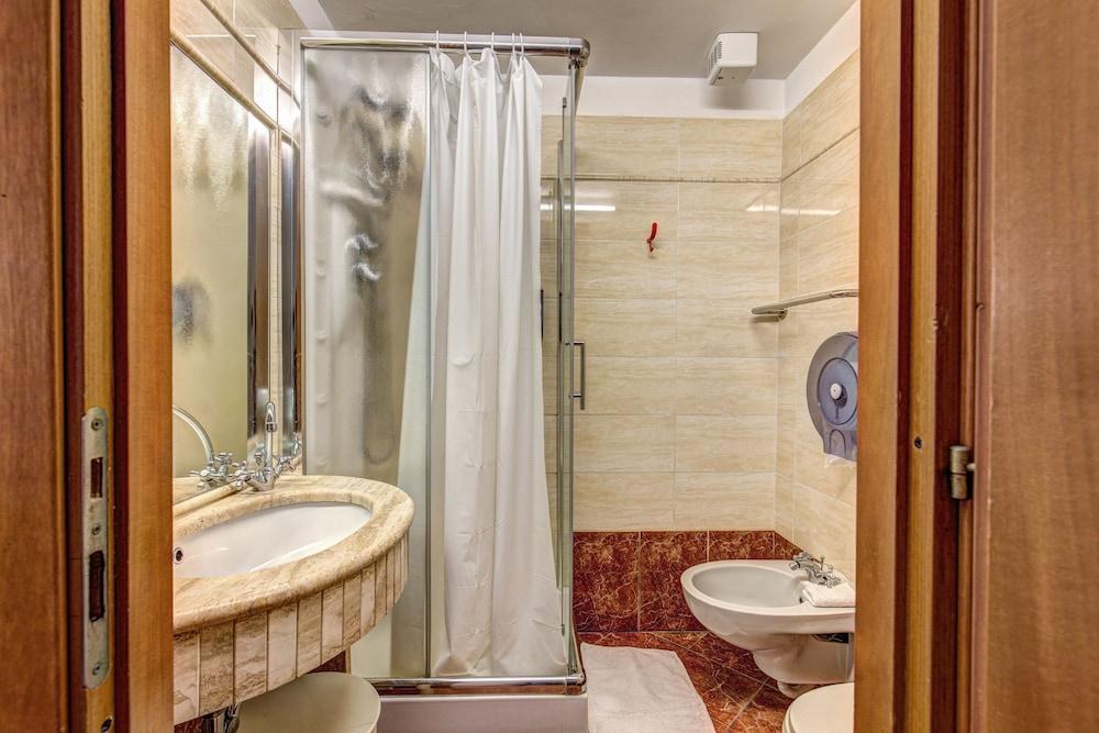 Hotel Giuliana - Bathroom