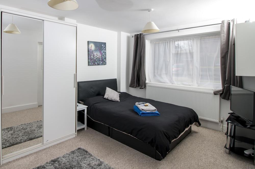 Lovely Rooms in a Quiet Place of Woking - Featured Image
