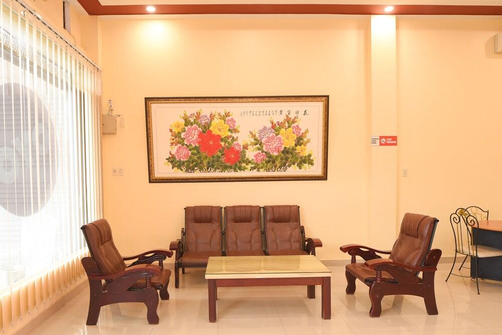 أويو 632 هوتل مولانا - Lobby Sitting Area