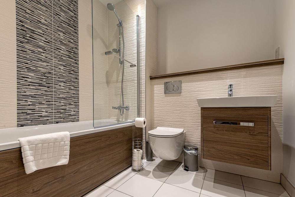 Stylish Modern Apartment - Bathroom