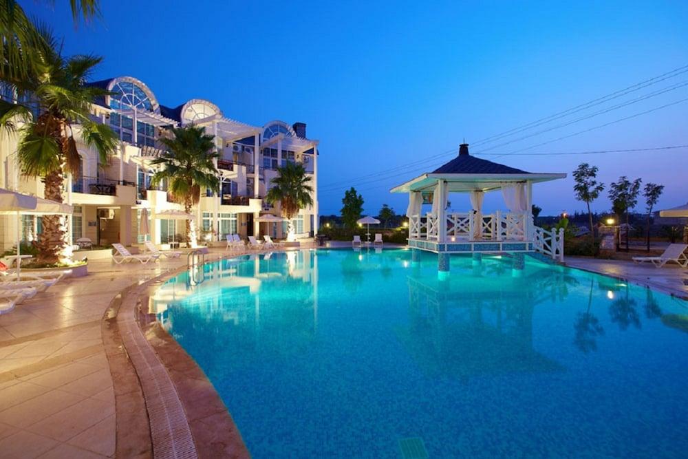 Seahorse Deluxe Hotel - Outdoor Pool