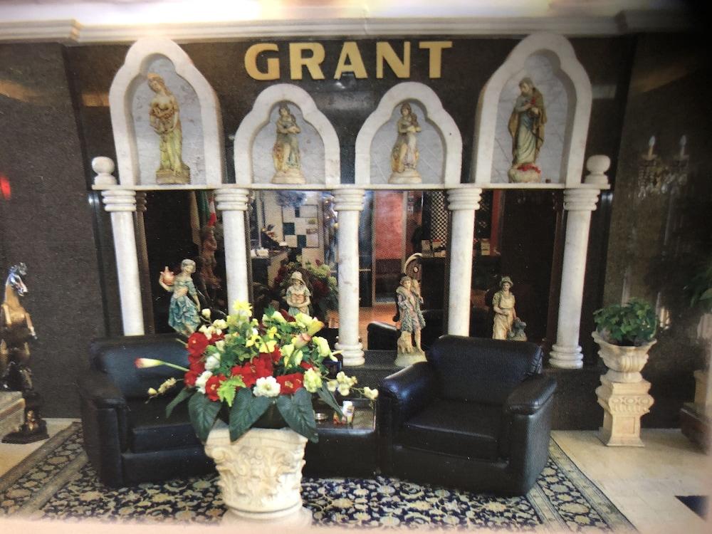 Grant Furnished Apts - Lobby Sitting Area