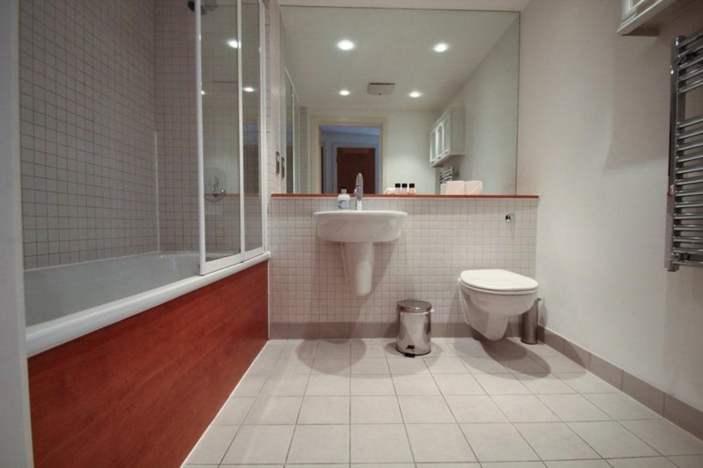 Brew House Apartments by MySquare - Bathroom